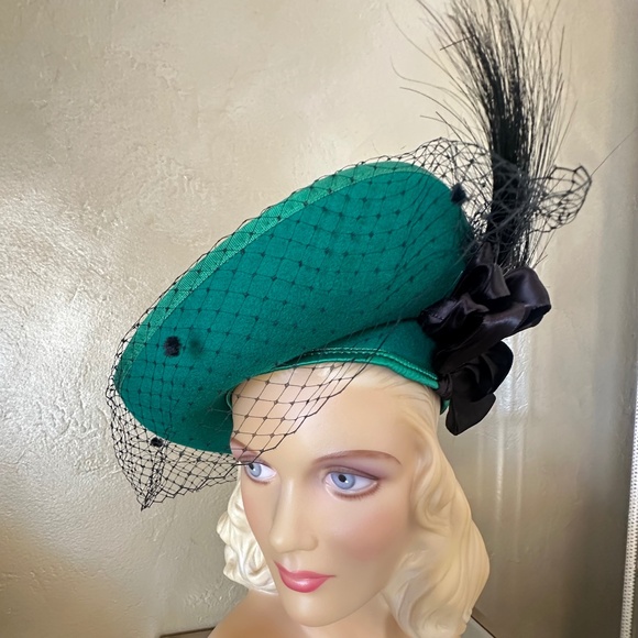 DAZZLING EMERALD GREEN FELT WIDE BRIM VINTAGE HAT + BLACK BAND/BOW + CRIN TRIM
